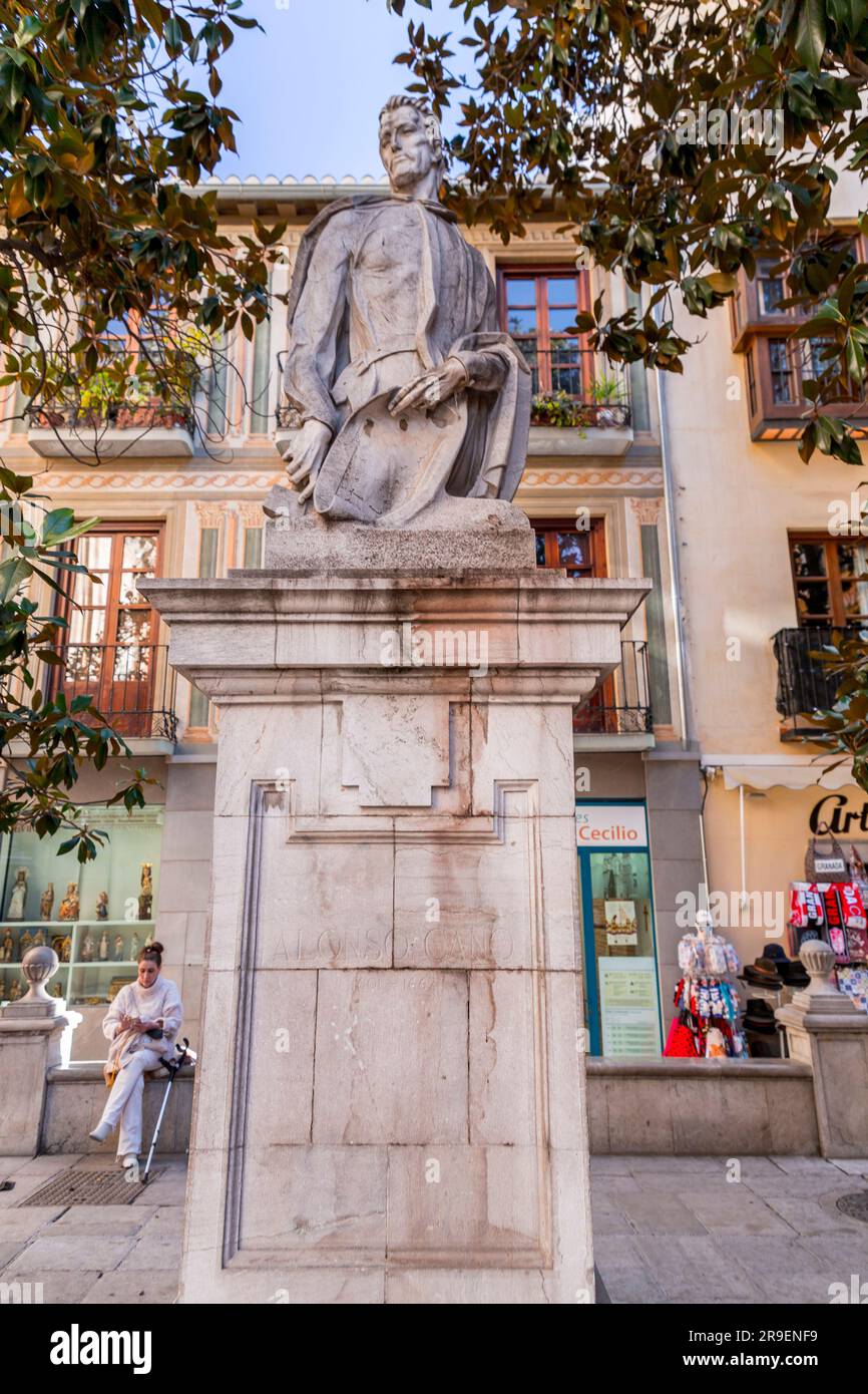 Granada, Spanien - 22. Februar 2022: Gedenkskulptur von Alonso Cano, einem Maler, Bildhauer und Architekten, geboren in Granada, Andalusien, Spanien. Stockfoto