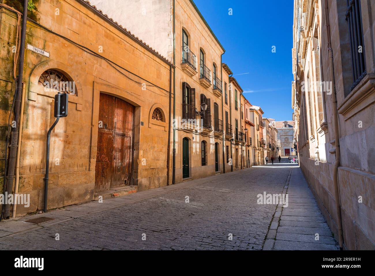 Salamanca, Spanien – 20. FEBRUAR 2022: Allgemeine Architektur und Blick auf die Straße von Salamanca, einer historischen Stadt in der spanischen Region Kastilien und Leon. Stockfoto