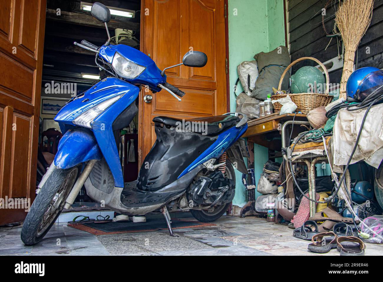 Das Motorrad steht vor dem Eingang zum Haus Stockfoto