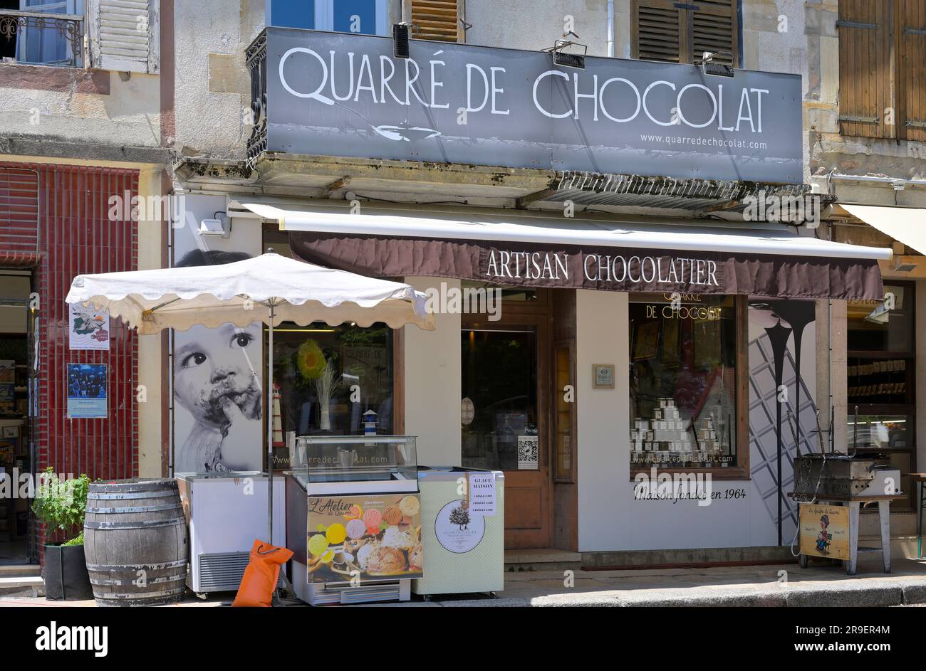 Quarre de Chocolat ist ein äußerst beliebtes Waffelrestaurant im Dorf Quarre les Tombes - erwarten Sie eine 1000 m lange Schlange und eine Stunde Wartezeit, Yonne FR Stockfoto