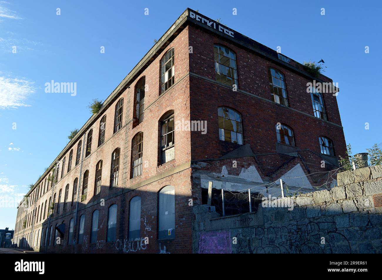 ABERDEEN, SCHOTTLAND - 24. JUNI 2024: Broadford-Werke in der Maberly Street einschließlich Schottlands ältester Textilfabrik mit Eisenrahmen, der viertältesten in der wo Stockfoto