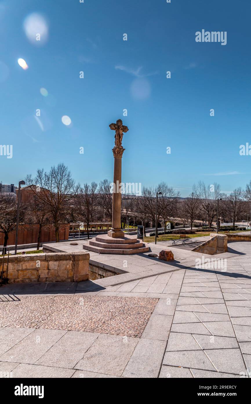 Salamanca, Spanien – 20. FEBRUAR 2022: Jesus Christus auf dem Denkmal Cross Stone in Salamanca, Kastilien und Leon, Spanien. Stockfoto