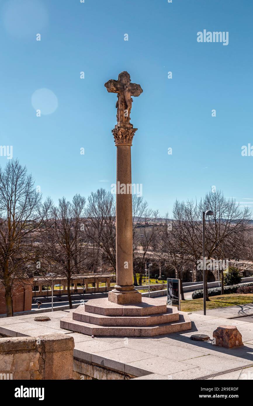 Salamanca, Spanien – 20. FEBRUAR 2022: Jesus Christus auf dem Denkmal Cross Stone in Salamanca, Kastilien und Leon, Spanien. Stockfoto