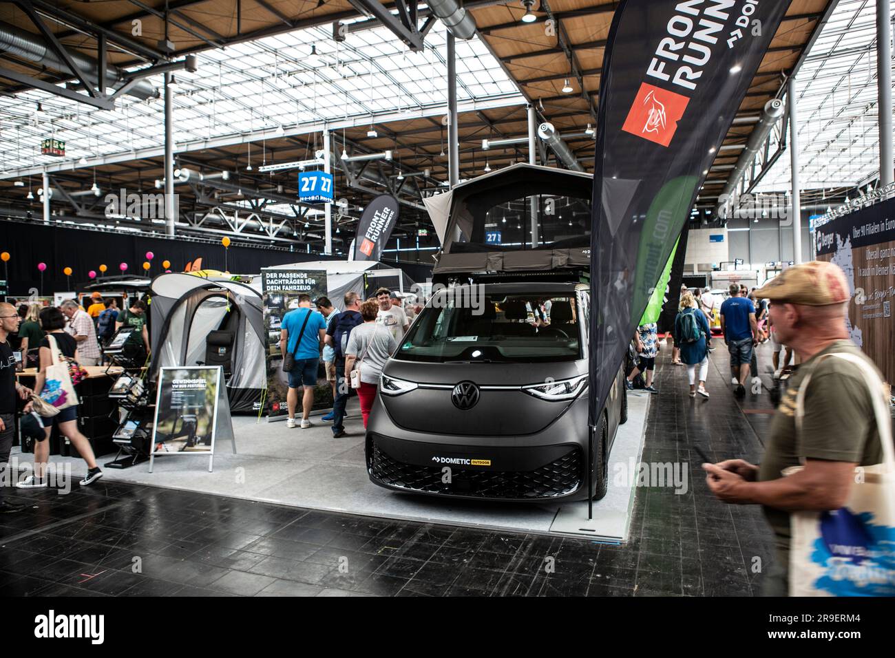 VW Bus Festival 2023 Besucherandrang in der Halle mit Teilemarkt Stockfoto