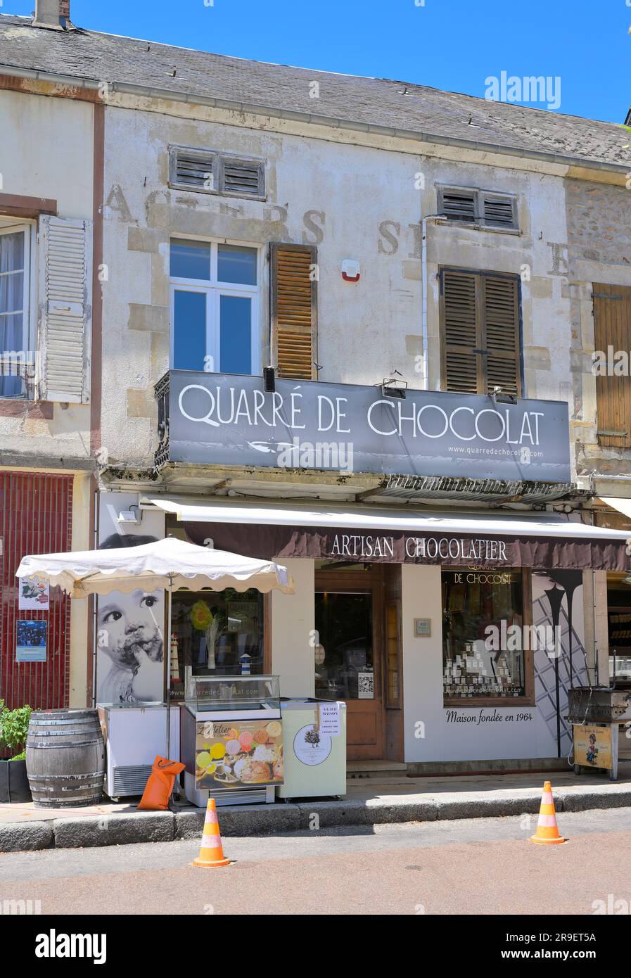 Quarre de Chocolat ist ein äußerst beliebtes Waffelrestaurant im Dorf Quarre les Tombes - erwarten Sie eine 1000 m lange Schlange und eine Stunde Wartezeit, Yonne FR Stockfoto