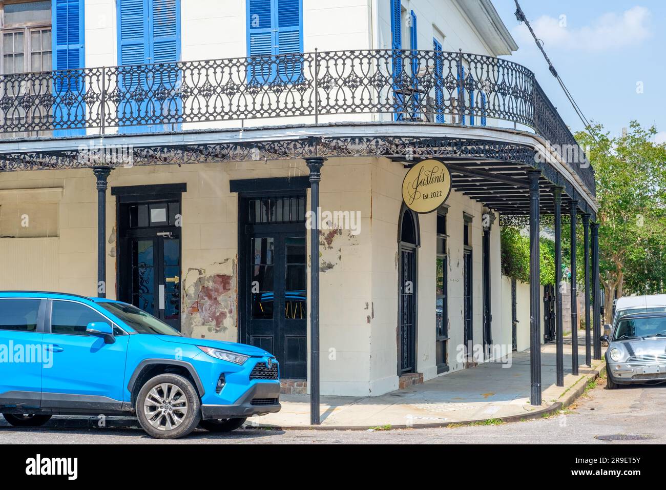 NEW ORLEANS, LA, USA - 10. JUNI 2023: Justini's Restaurant in der Dauphine Street in einem historischen Gebäude im Viertel Bywater Stockfoto