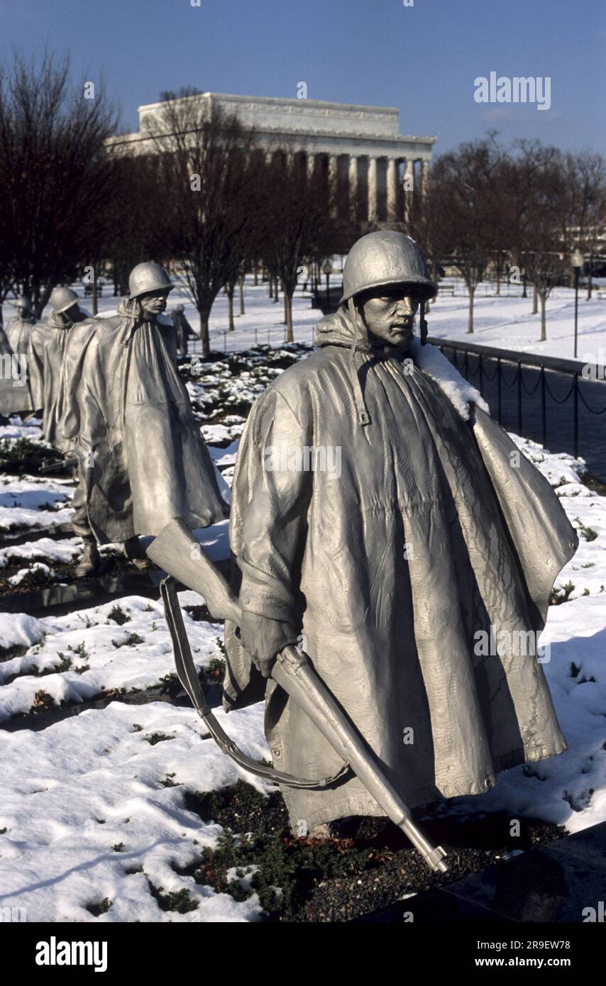 Das Korean war Veterans Memorial unter dem Schnee, mit dem Lincoln Memorial im Hintergrund. Washington, DC. Stockfoto