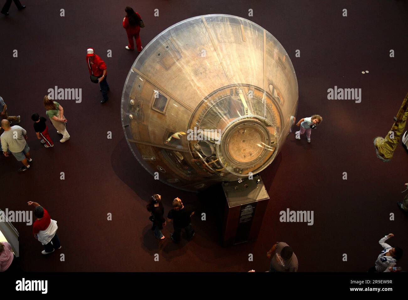 Besucher des National Air and Space Museum, das eine Raumkapsel der Apollo 11-Mission umgibt. Washington, DC, USA Stockfoto