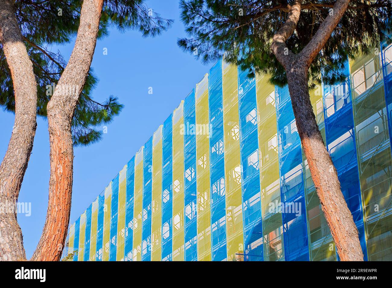 Metallgerüste auf einer Baustelle, die mit vorgefertigten Bauteilen gebaut wurden, um sicher an der Fassade eines Gebäudes für die Renovierung der Bahnen arbeiten zu können Stockfoto