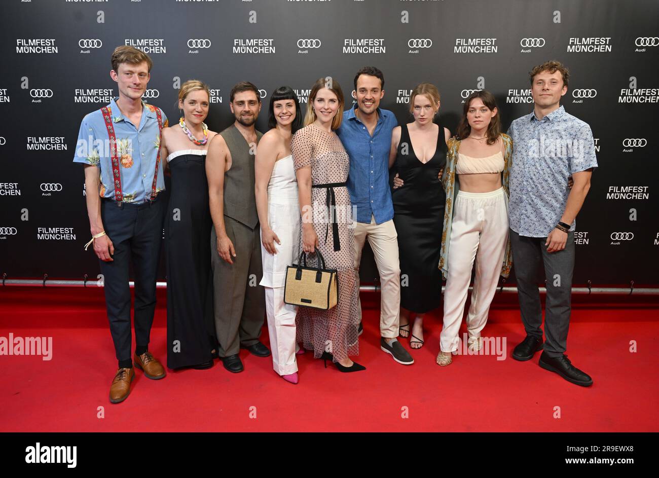 26. Juni 2023, Bayern, München: Actors Paul Wellenhof (l-r), Stella Goritzki, Markus Krojer, Beatrix Strobel, Leonie Brill, Moritz Lehmann, Martina Gierlich, Amelie Hennig und Jan-David Bürger präsentieren sich auf der Premiere der Serie „Gute Freunde - der Aufstieg des FC Bayern“ im Gloria Palast im Rahmen des Filmfestes München. Die Serie zeigt, wie sich die soziale Bedeutung des Fußballs in dieser Zeit verändert hat und wie sich der Kommerzialismus durchgesetzt hat. Das Schlüsseljahr ist 1965, das Jahr, in dem der FC Bayern in die Bundesliga befördert wurde, und gipfelte 1974, als die deutsche Fußballnationalmannschaft die Weltmeisterschaft wi gewann Stockfoto