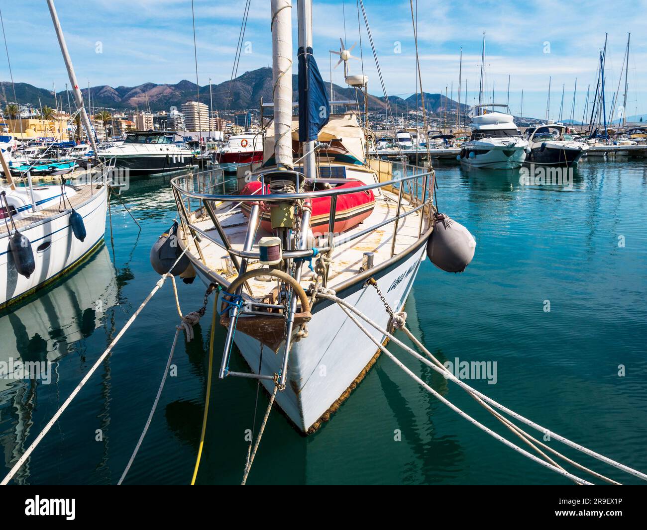 Den Yachthafen und den Hafen von Fuengirola an der Costa del Sol in Südspanien Stockfoto