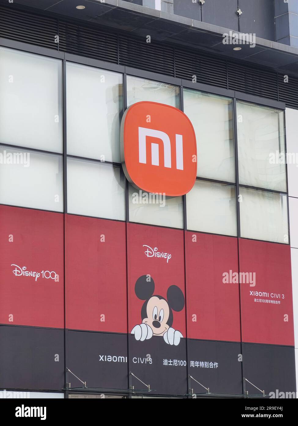 Xiaomi CIVI 3 Smartphone Zusammenarbeit mit Disney 100. Anniversary Store Fensterdesign Außenansicht Stockfoto