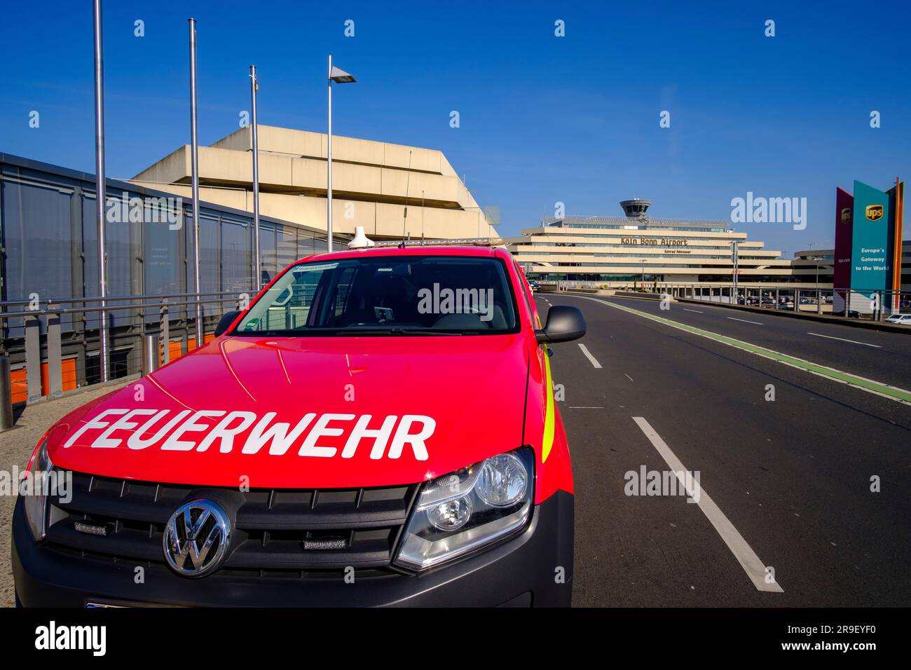 Feuerwehr-Einsatzfahrzeug am Flughafen Köln/Bonn, NRW, Deutschland Stockfoto