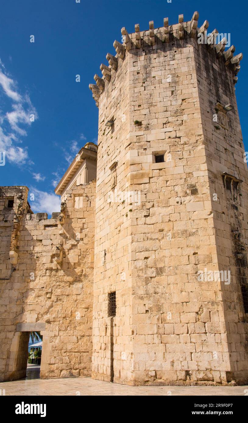 Der achteckige venezianische Turm aus dem 15. Jahrhundert im historischen Zentrum von Split in Kroatien. Befindet sich in Vocni Trg oder Fruit Square, offiziell Trg Brac Stockfoto