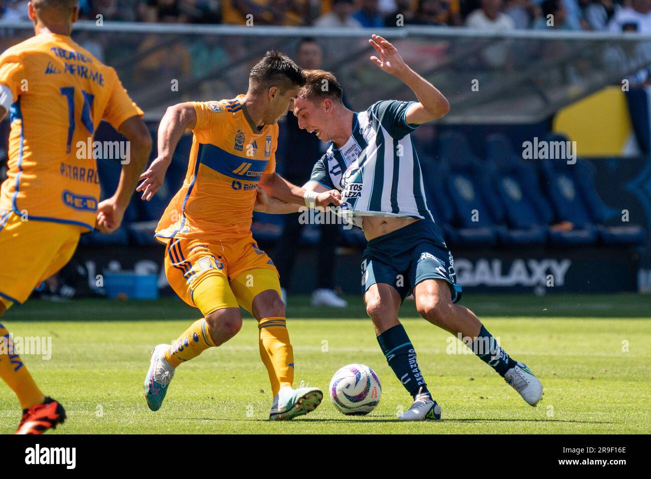 Pachuca-Mittelfeldspieler Paulino De La Fuente (11) wird während eines Spiels der Campeón de Campeones Liga MX, Sun, von UANL Tigres-Verteidiger Fernando Gorriarán (8) vereitelt Stockfoto