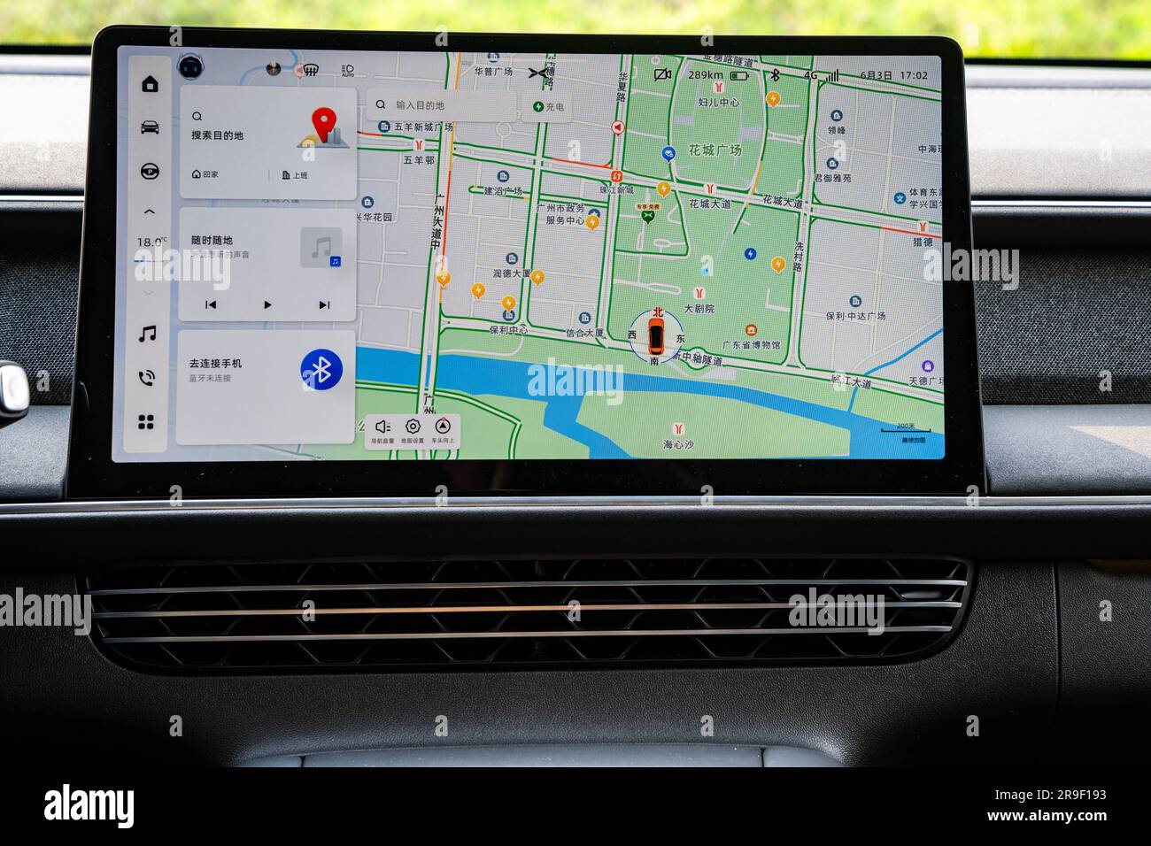 Infotainment-Bildschirm eines Elektroautos eines XPeng G6 Performance SUV auf einer Probefahrt in Guangzhou, Provinz Guangdong, China. Stockfoto