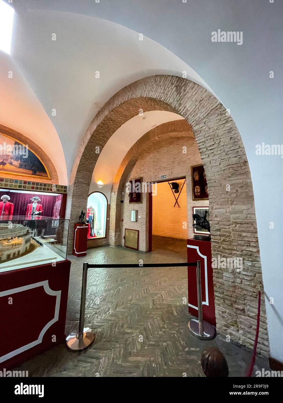 Sevilla, Spanien - 24. FEBRUAR 2022: Galerie der Plaza de Toros de la Real Maestranza de Caballeria de Sevilla, die berühmte Stierkampfarena der Stadt. Stockfoto