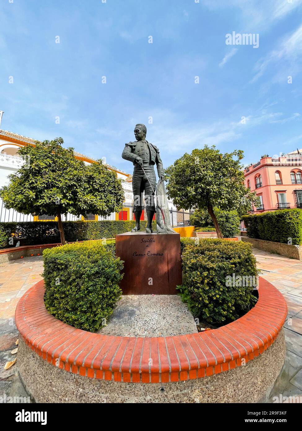 Sevilla, Spanien – 24. FEBRUAR 2022: Die Bronzestatue von Francisco Romero Lopez, einem spanischen Stierkämpfer, bekannt als Curro Romero außerhalb der Stierkampfarena des Stockfoto