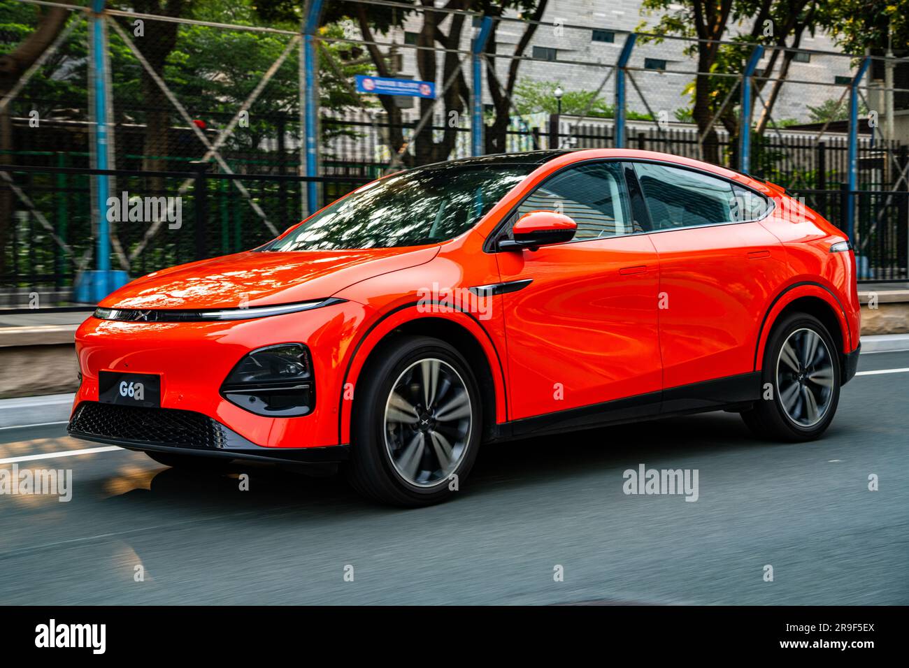Ein Elektro-SUV XPeng G6 Performance wird auf einer Probefahrt in Guangzhou, Provinz Guangdong, China, gefahren. Stockfoto