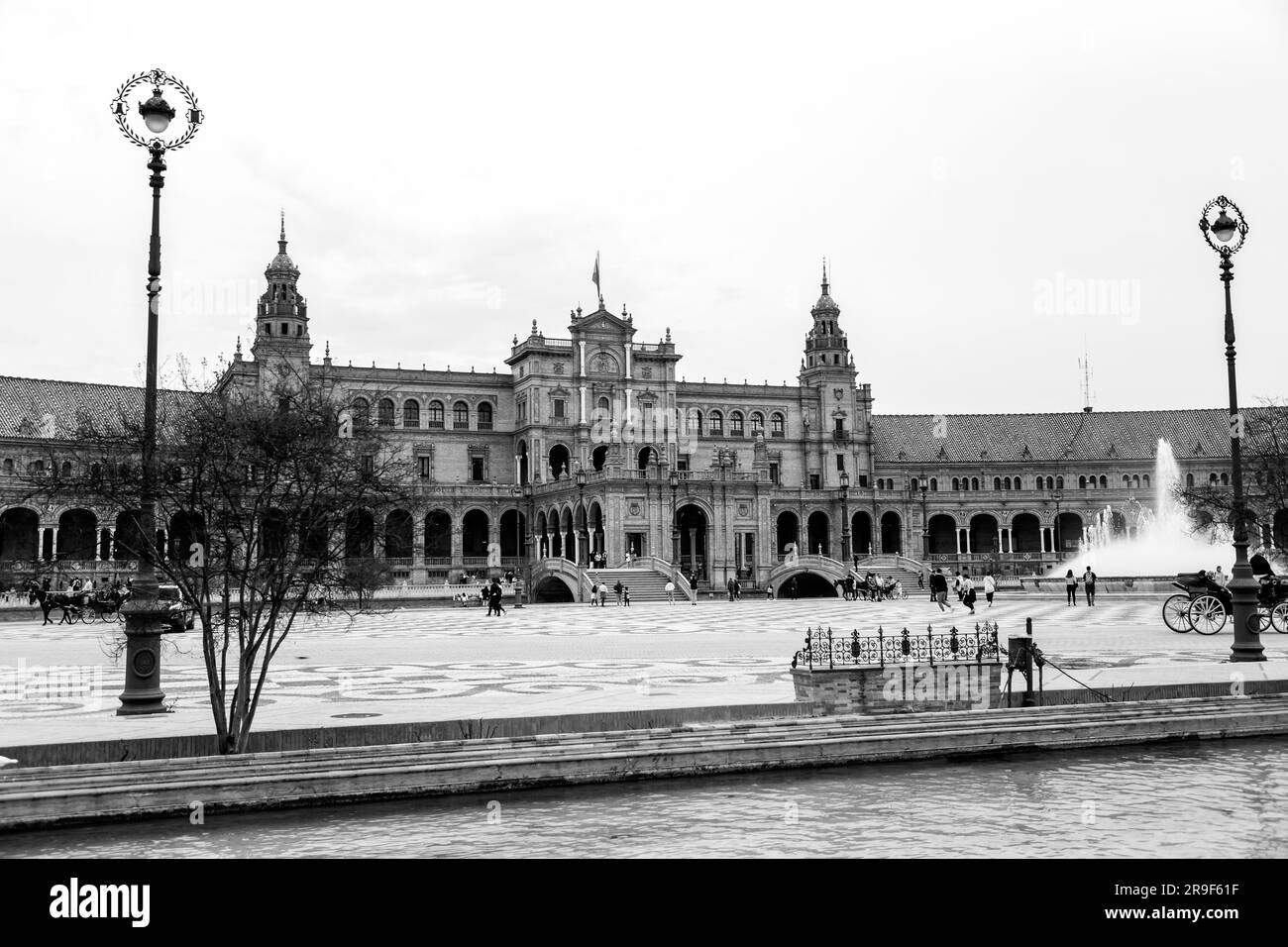 Sevilla, Spanien - 24. Februar 2022: Plaza de Espana ist ein Platz im Parque de Maria Luisa in Sevilla, Spanien. Erbaut 1928 für die Ibero-American Expositions Stockfoto