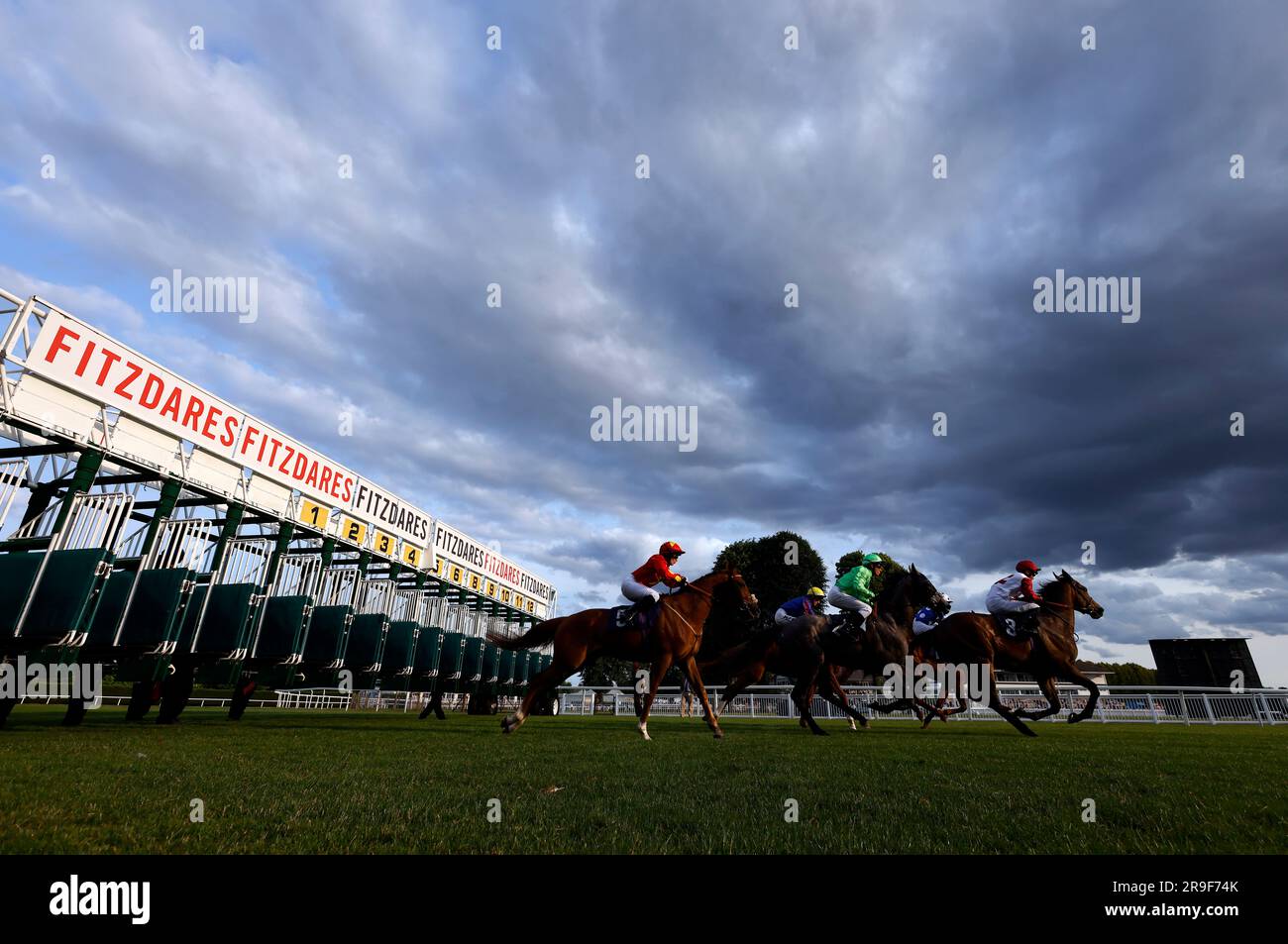 Läufer und Fahrer verlassen die Verkaufsstände für das Sky Sports Racing Sky 415 Handicap auf der Windsor Racecourse. Foto: Montag, 26. Juni 2023. Stockfoto