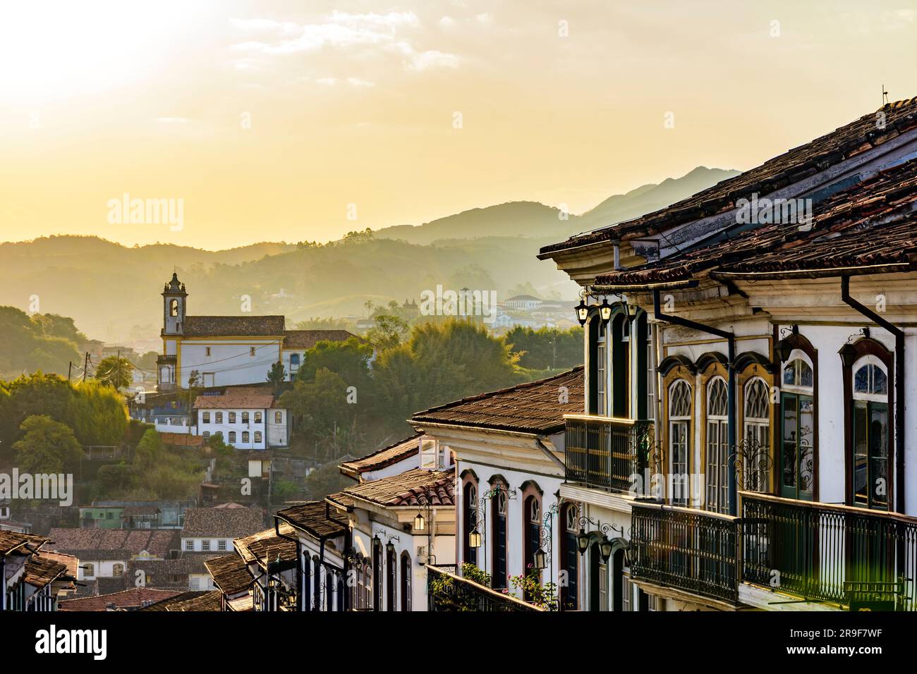 Die berühmte historische Stadt Ouro Preto in Minas Gerais mit ihren alten Gebäuden im barocken Kolonialstil bei Sonnenuntergang Stockfoto