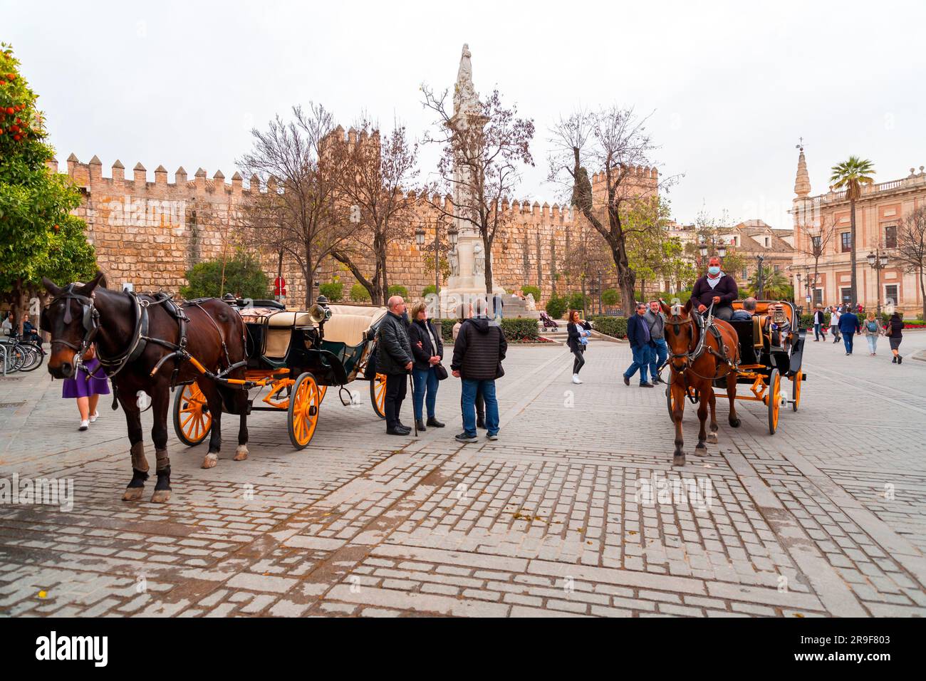 Sevilla, Spanien - 24. Februar 2022: Touristische Pferdekutschen bieten Stadtbesichtigungen im Zentrum von Sevilla, Spanien. Stockfoto