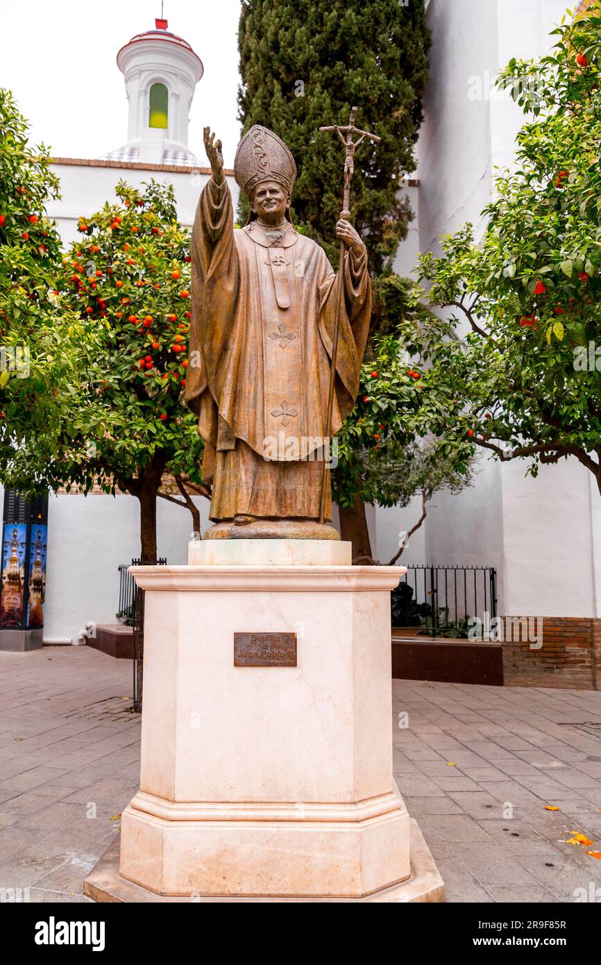 Sevilla, Spanien – 24. FEBRUAR 2022: Statue von Papst Johannes Paul, errichtet vor der Kathedrale von Sevilla im Jahr 2012, Sevilla, Spanien. Stockfoto