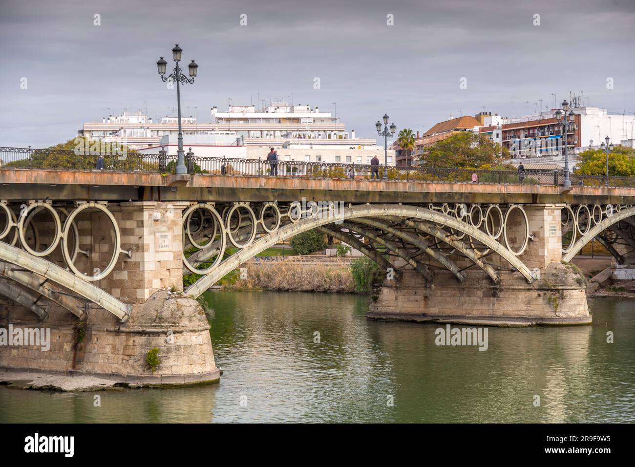 Sevilla, Spanien – 24. FEBRUAR 2022: Isabella II Brücke über den Fluss Guadalqivir in Sevilla, Spanien. Stockfoto