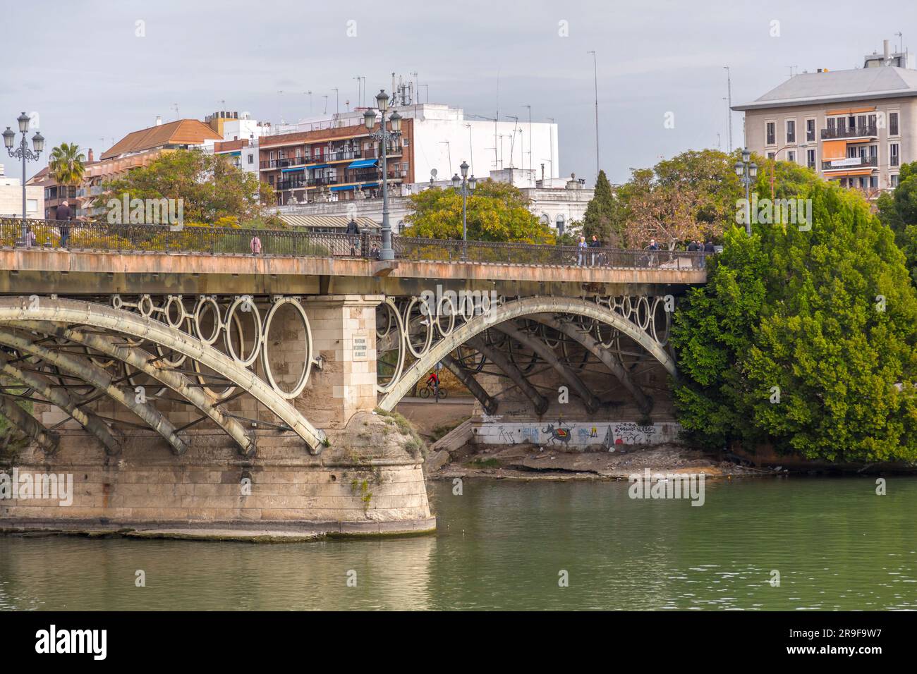 Sevilla, Spanien – 24. FEBRUAR 2022: Isabella II Brücke über den Fluss Guadalqivir in Sevilla, Spanien. Stockfoto