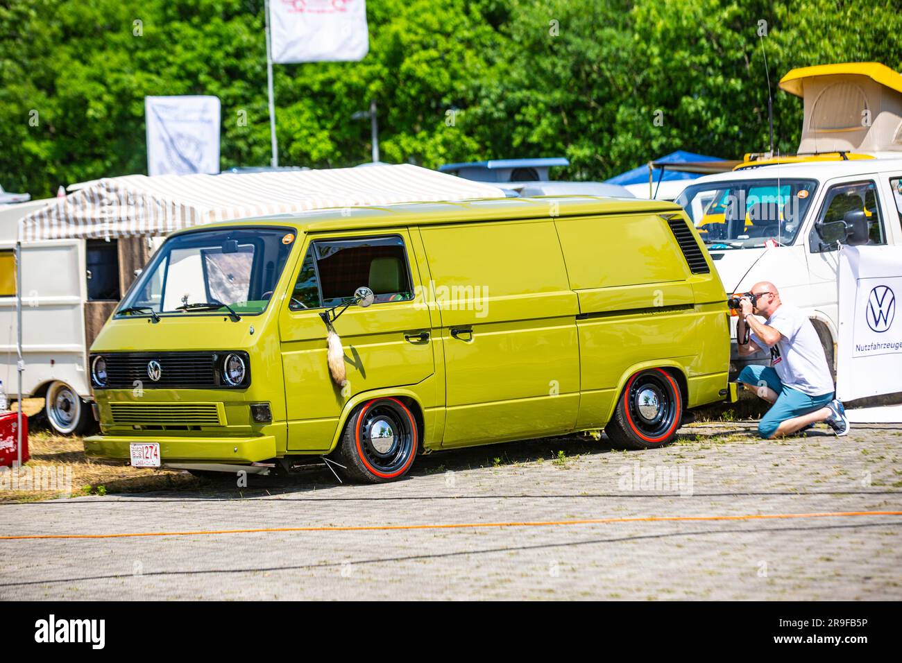 Extrem tiefergelegter VW Bus T3 mit Fuchsschwanz am SpiegelVW Bus Festival 2023 Stockfoto