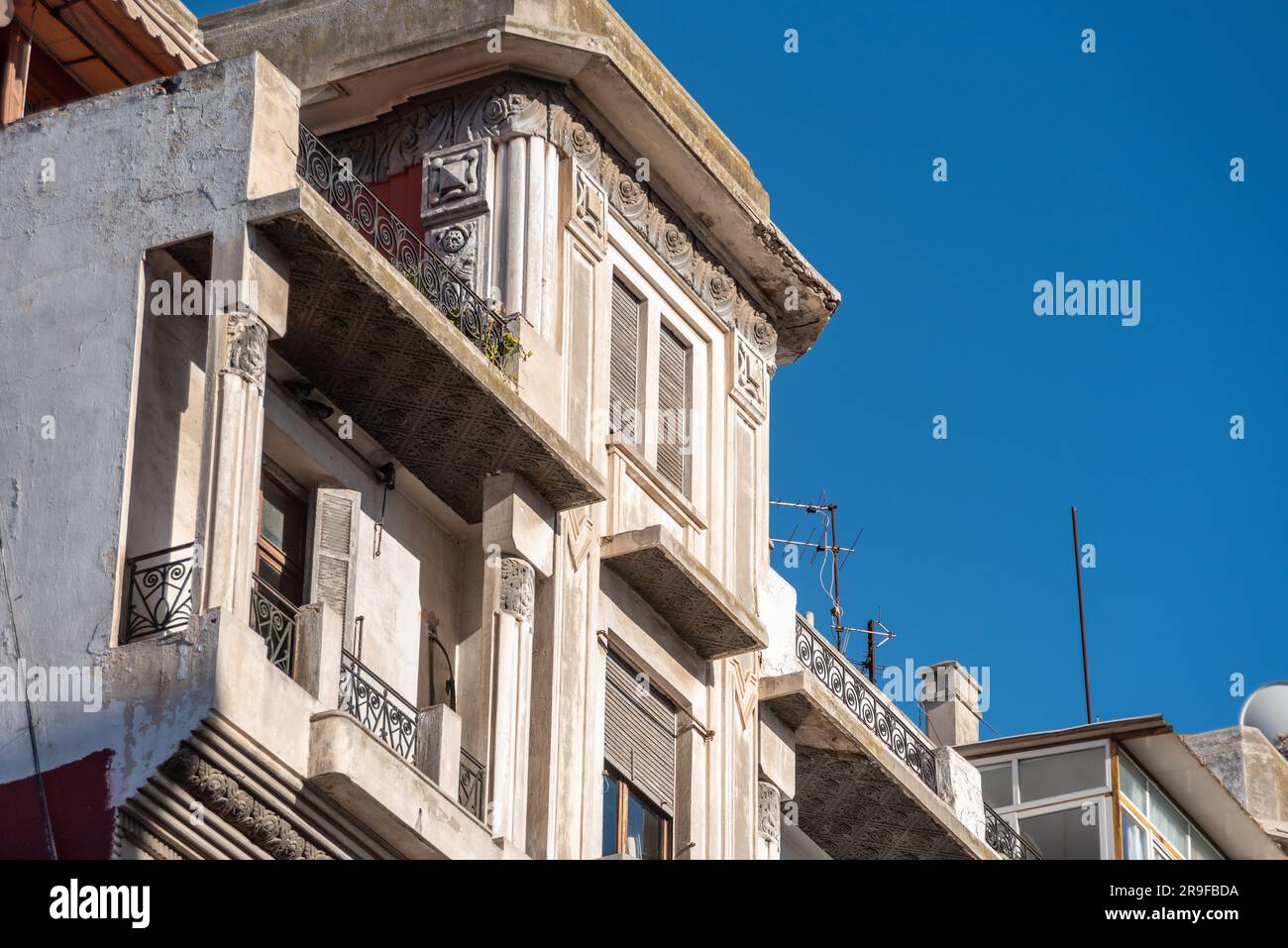 Alte verfallene Art déco-Häuser in der Ville Nouvelle von Casablanca, Marokko Stockfoto