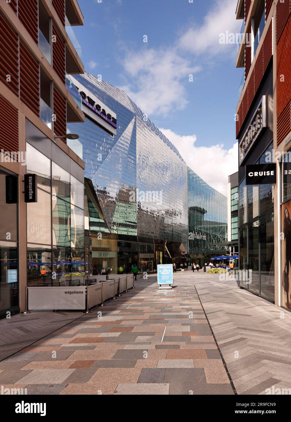 Mit Blick auf den St. Peters Square, mit der modernen Architektur des Highcross Shopping Centre und Showcase Cinema in Leicester, England, Großbritannien Stockfoto