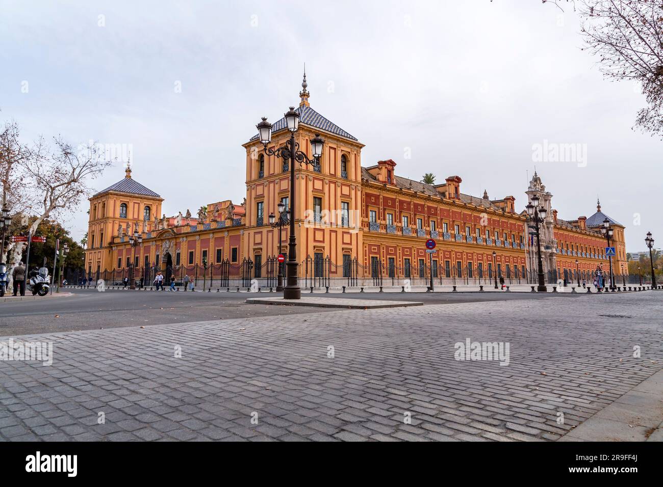 Sevilla, Spanien – 24. FEBRUAR 2022: Der Palast von San Telmo, Palacio de San Telmo, ist ein historisches Gebäude in Sevilla, Spanien, Sitz des Ratsvorsitzes von Th Stockfoto