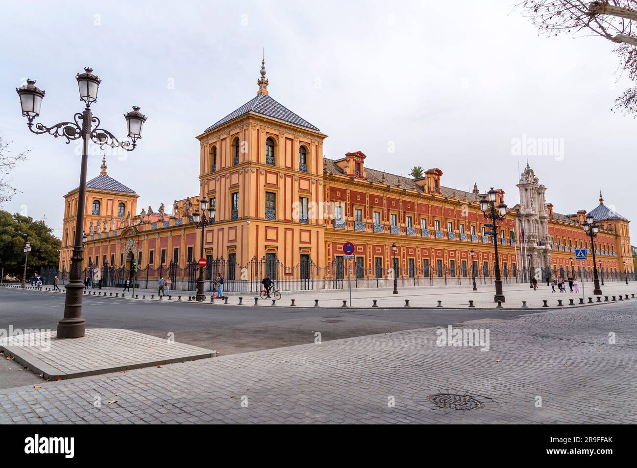 Sevilla, Spanien – 24. FEBRUAR 2022: Der Palast von San Telmo, Palacio de San Telmo, ist ein historisches Gebäude in Sevilla, Spanien, Sitz des Ratsvorsitzes von Th Stockfoto