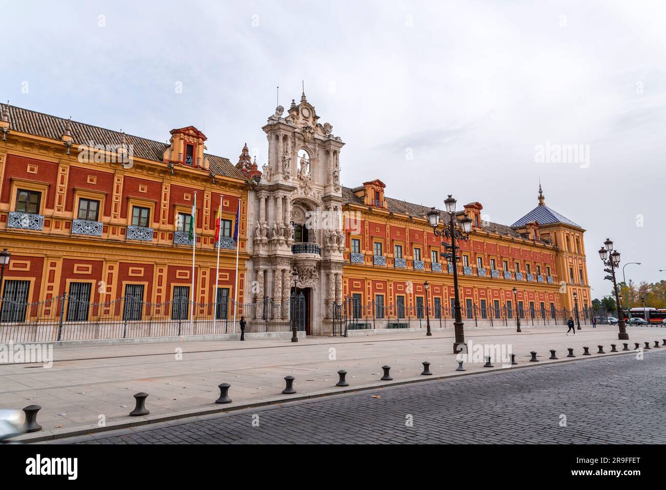 Sevilla, Spanien – 24. FEBRUAR 2022: Der Palast von San Telmo, Palacio de San Telmo, ist ein historisches Gebäude in Sevilla, Spanien, Sitz des Ratsvorsitzes von Th Stockfoto