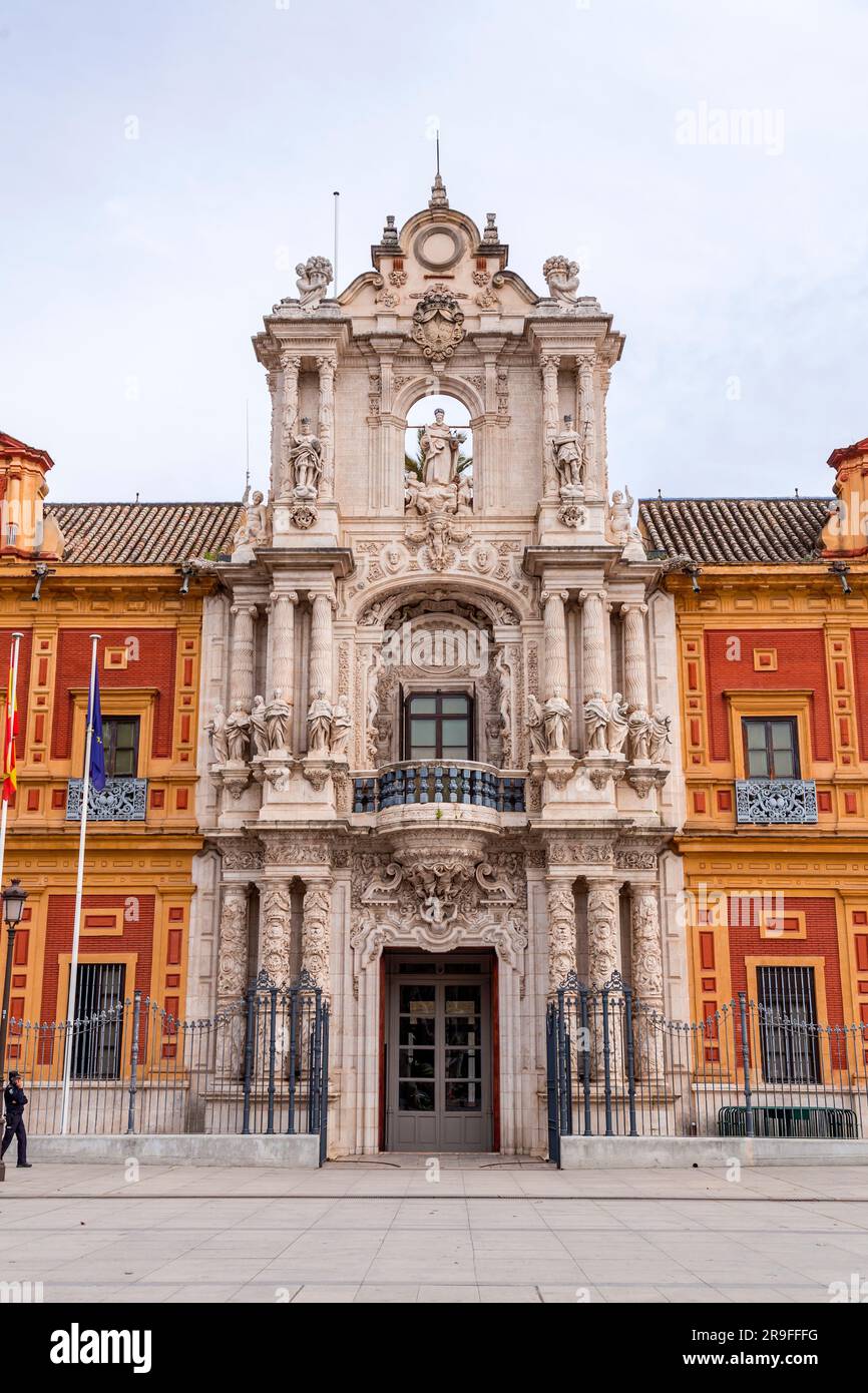 Sevilla, Spanien – 24. FEBRUAR 2022: Der Palast von San Telmo, Palacio de San Telmo, ist ein historisches Gebäude in Sevilla, Spanien, Sitz des Ratsvorsitzes von Th Stockfoto