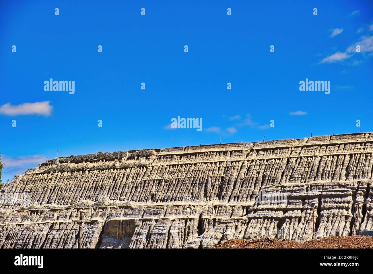 Das Überkehrlager der Central Norseman Gold Mine in Norseman, Westaustralien. Die Erosionsmuster erinnern an einen alten Tempel. Stockfoto