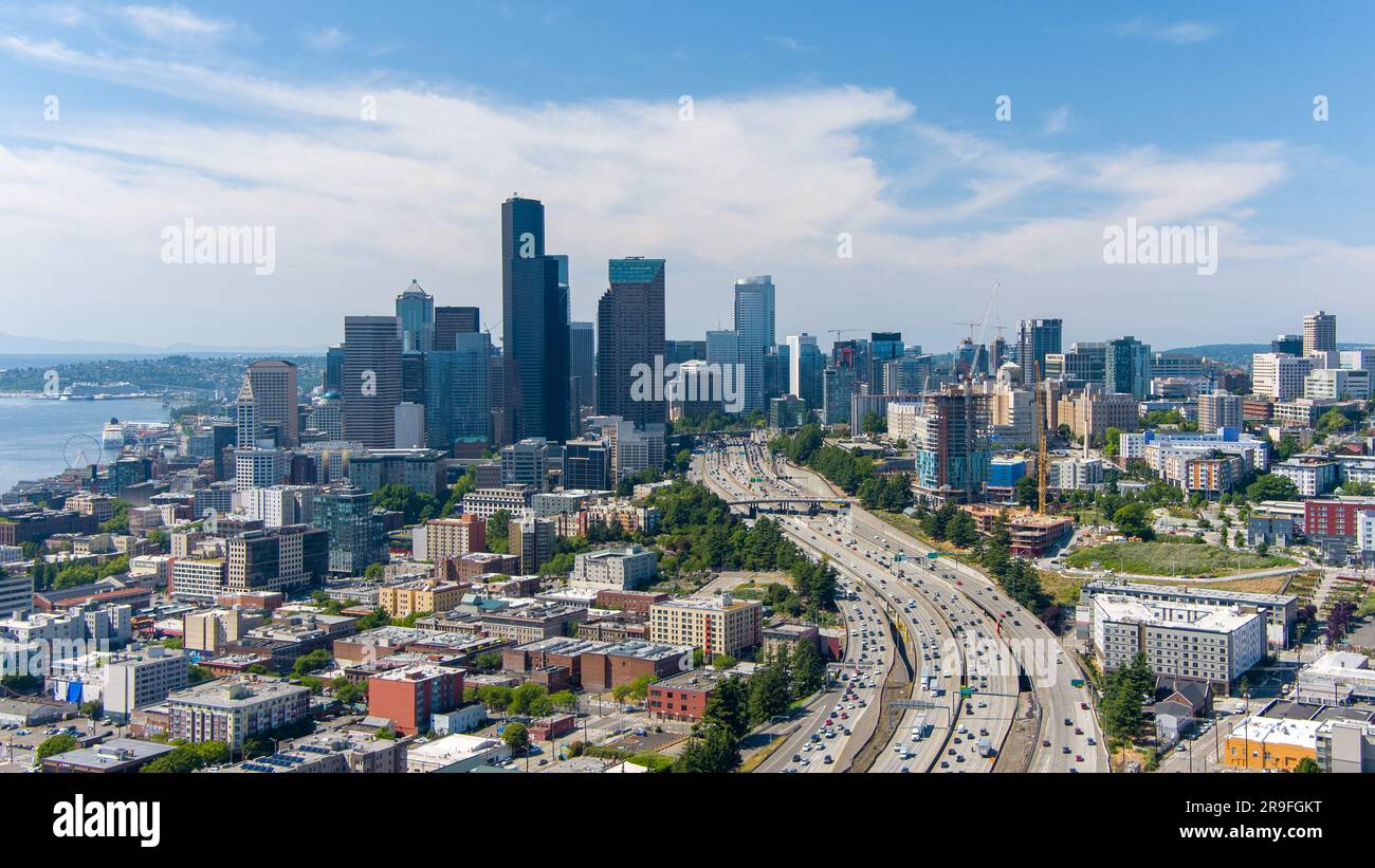 Drohnenfotografie der Skyline von Seattle, Washington, im Juni 2023 Stockfoto