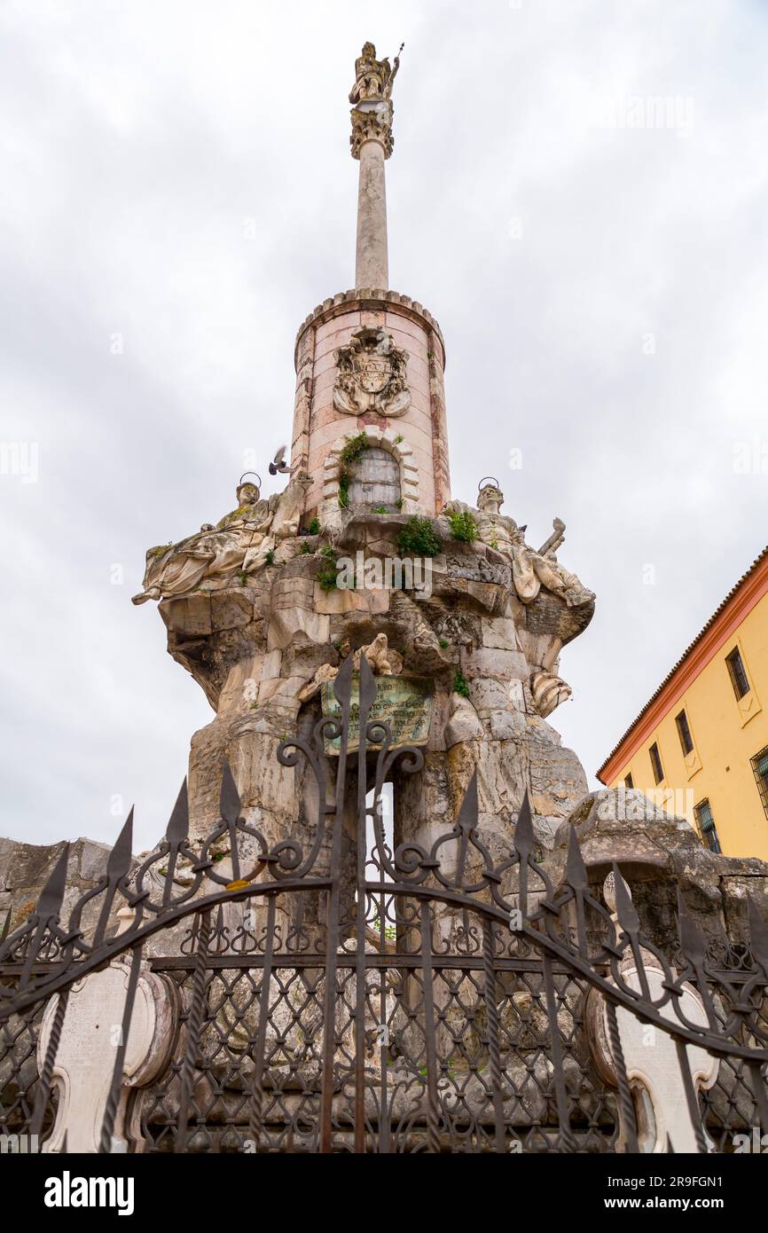 Cordoba, Spanien - 25. Februar 2022: Säule und Statue zum Gedenken an den Triumph des Heiligen Raffael auf der Plaza del Triunfo, Cordoba. Stockfoto