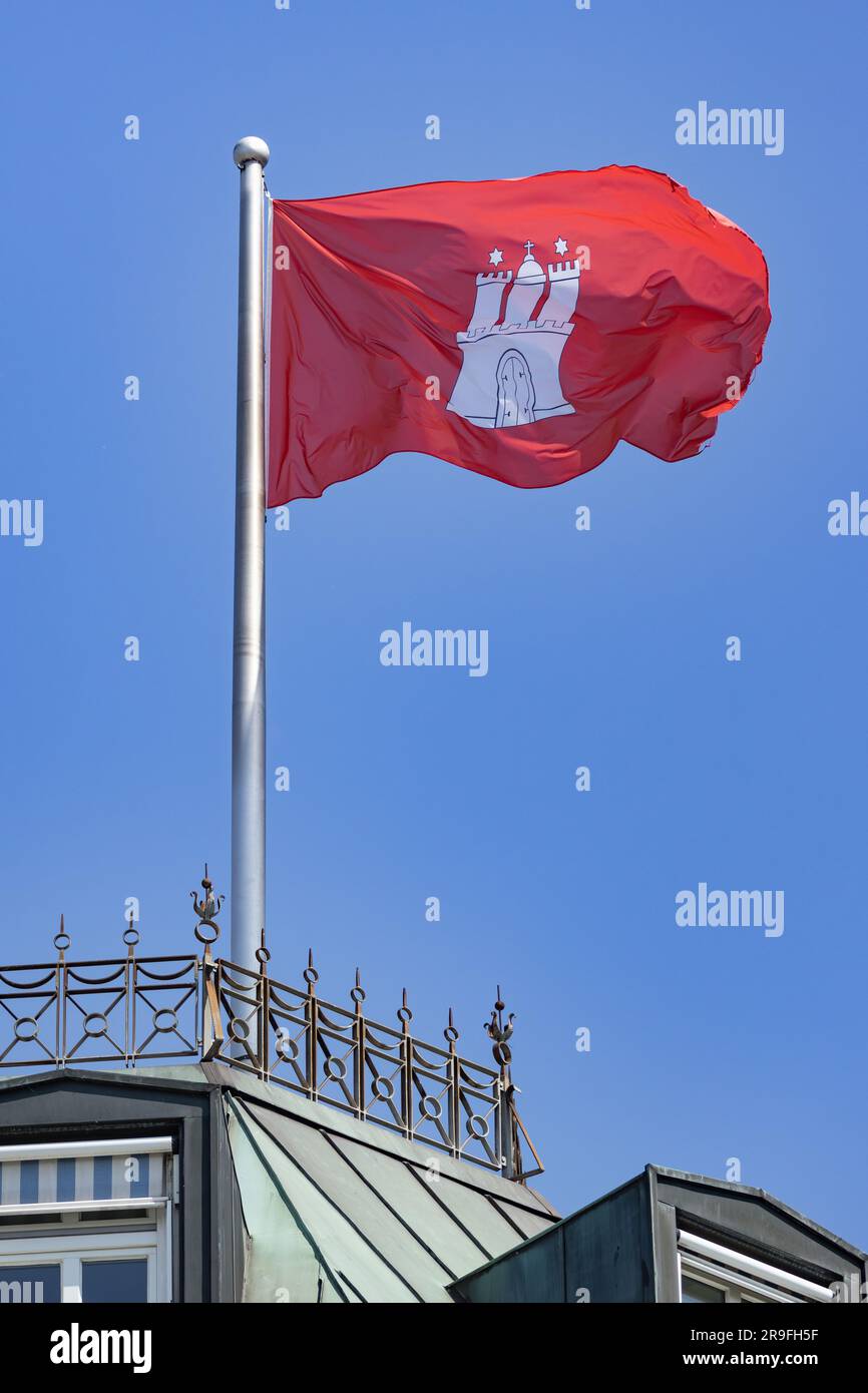 die hamburger Flagge winkte auf einem Gebäude mit grünem Kupferdach Stockfoto