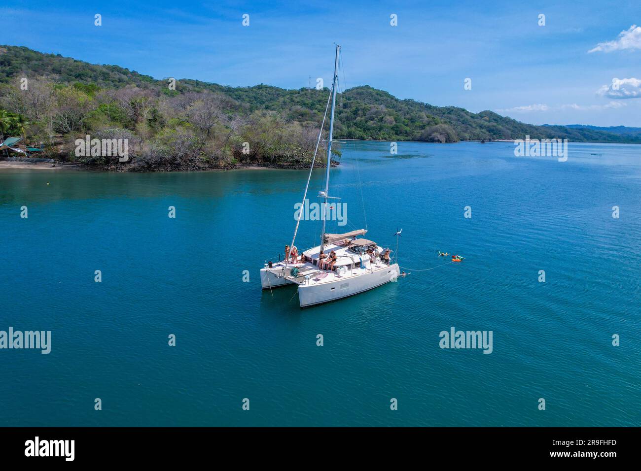 Isla Jesusita, Puntarenas Costa Rica 2023 06 06: Wunderschöner Blick aus der Vogelperspektive auf einen Katamaran - Yacht in den rauesten Gewässern der Strände von Costa Rica Stockfoto