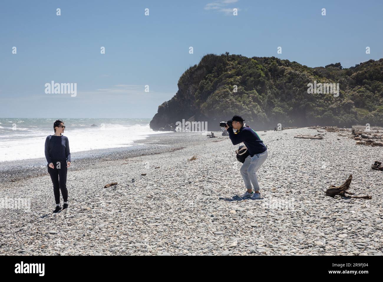 Touristen machen Fotos am WindSwept Ship Creek Beach Westküste Neuseeland South Island Tasman Sea Haast Coast. Foto: Rob Watkins Stockfoto