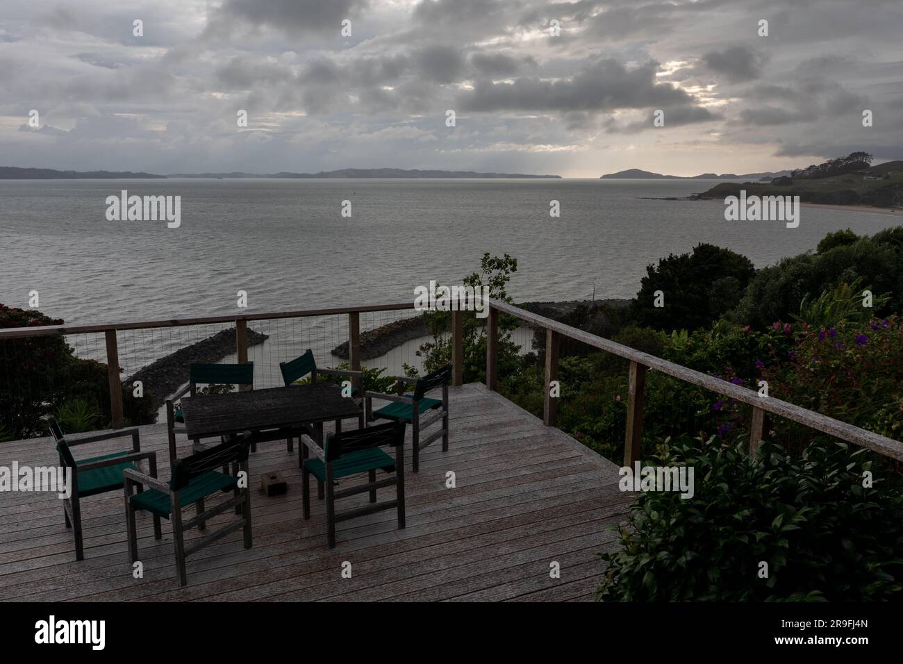 Maraetai Hafen östlich von Auckland auf der Nordinsel Neuseelands. Maraetai liegt an der Tāmaki-Straße, im Hauraki-Golf von Neuseeland. Stockfoto