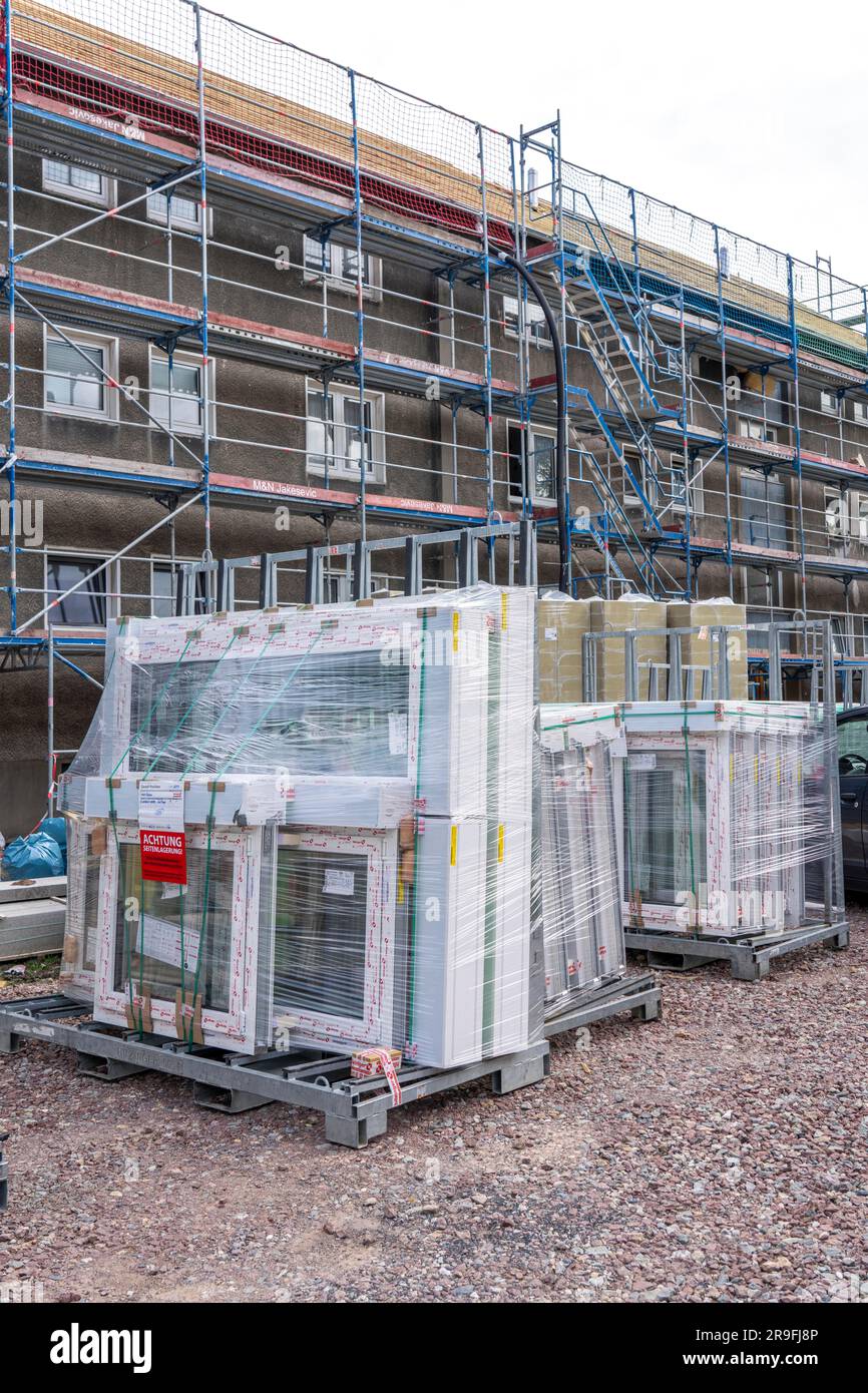 Energetische Renovierung eines Mehrfamilienhauses, Wärmedämmung, neue Fenster und neue Bedachungen, Stockfoto