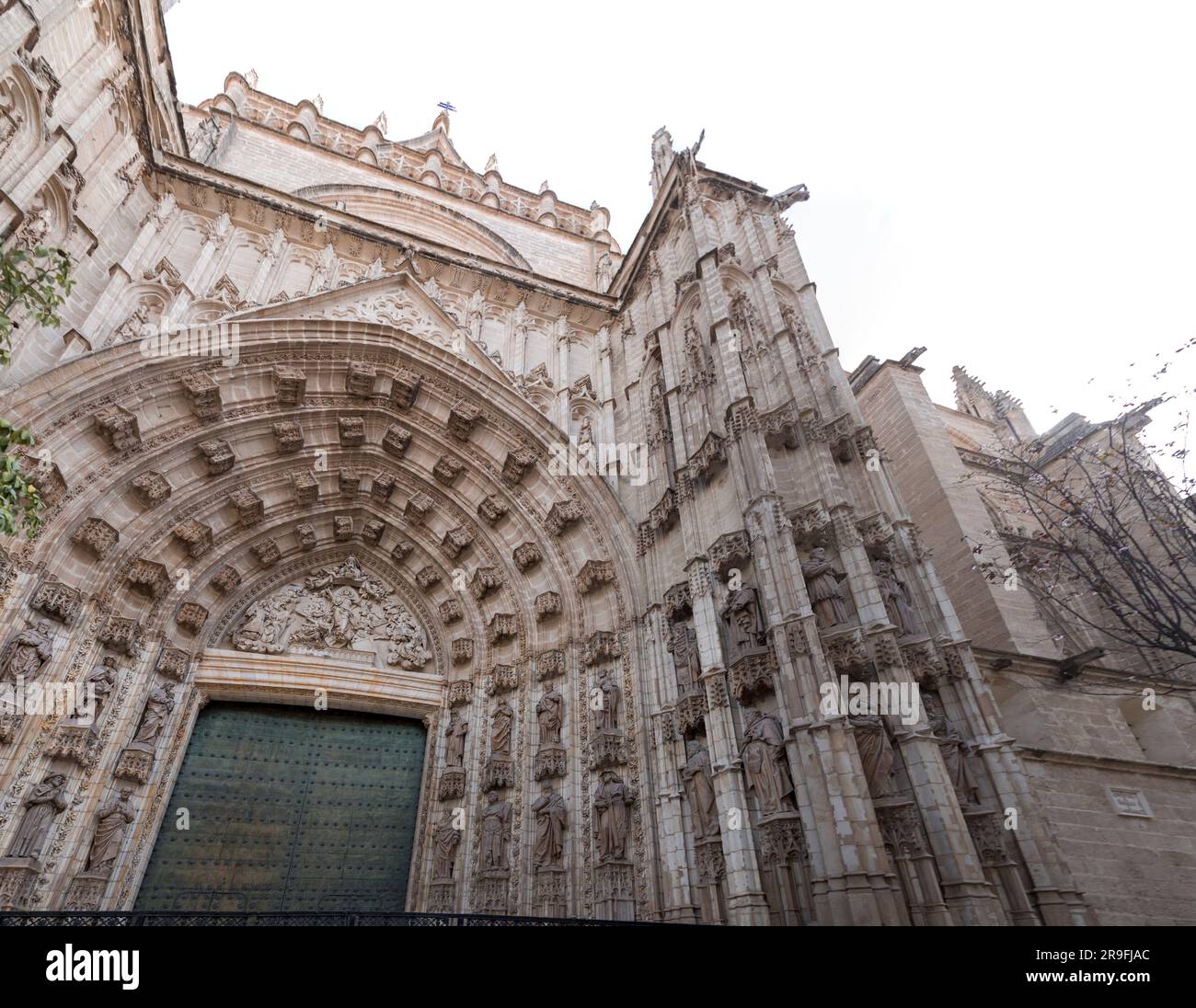 Die Kathedrale der Heiligen Maria des Meeres, die Kathedrale Santa Maria de la Sede oder die Kathedrale von Sevilla ist eine römisch-katholische Kathedrale in Sevilla, Spanien Stockfoto