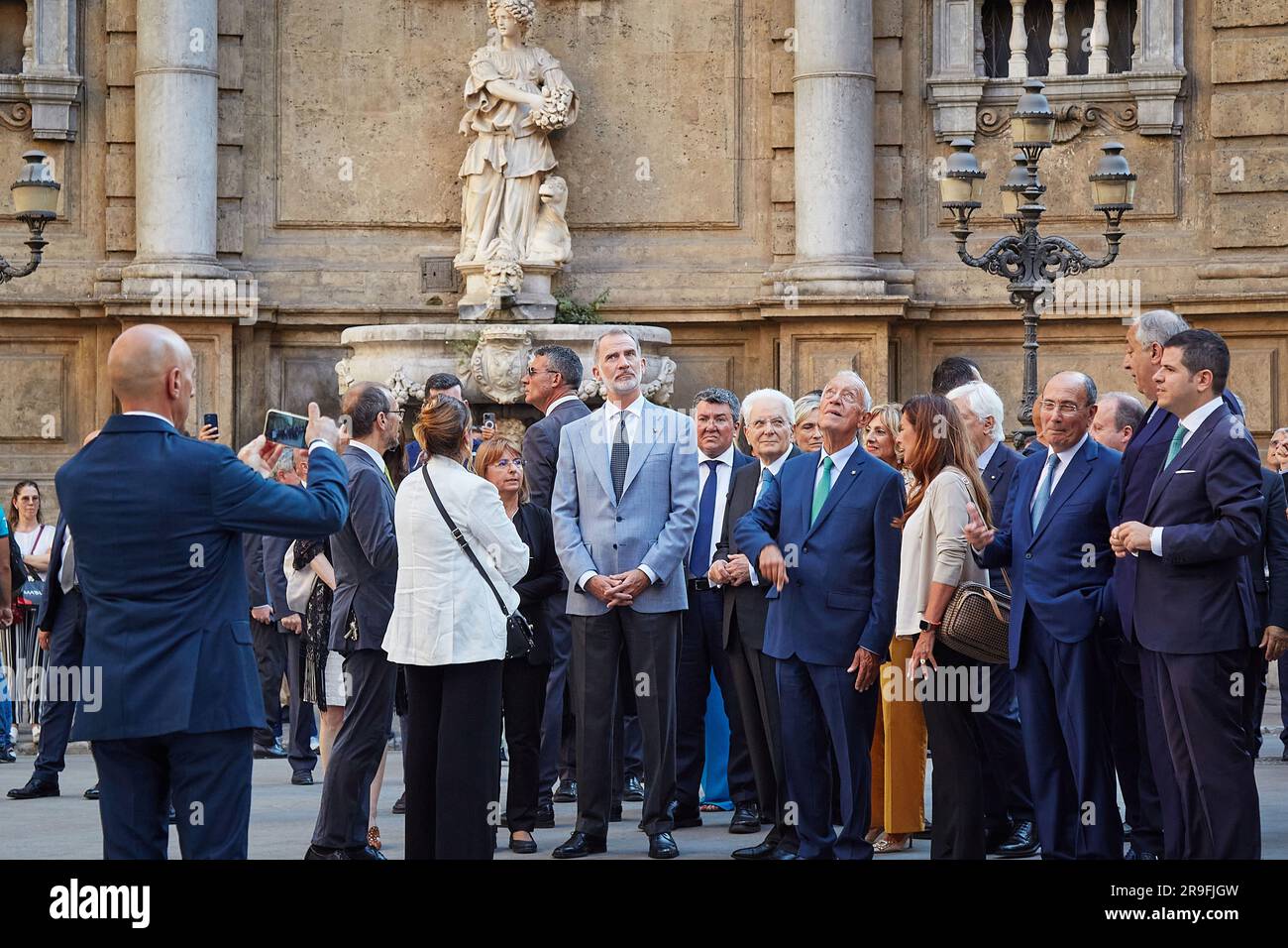 Palermo, Sizilien, Italien. 26. Juni 2023. Die Staats- und Regierungschefs Italiens, Portugals und Spaniens in Palermo, Sizilien, sprechen über "Innovation im nachhaltigen Finanzwesen". Zuvor besuchten die Staatschefs das Stadtzentrum in Begleitung der Kommunalregierung, mit dem Bürgermeister von Palermo Roberto Lagalla und dem Stadtplaner Maurizio Carta, und der Regionalregierung, mit dem Präsidenten von Sizilien Renato Schifani.'Innovation in Sustainable Finance': Dies ist das zentrale Thema des XVI. COTEC Europe Symposium, der jährlichen institutionellen Sitzung der Stiftung für Innovation Italiens in Port Stockfoto