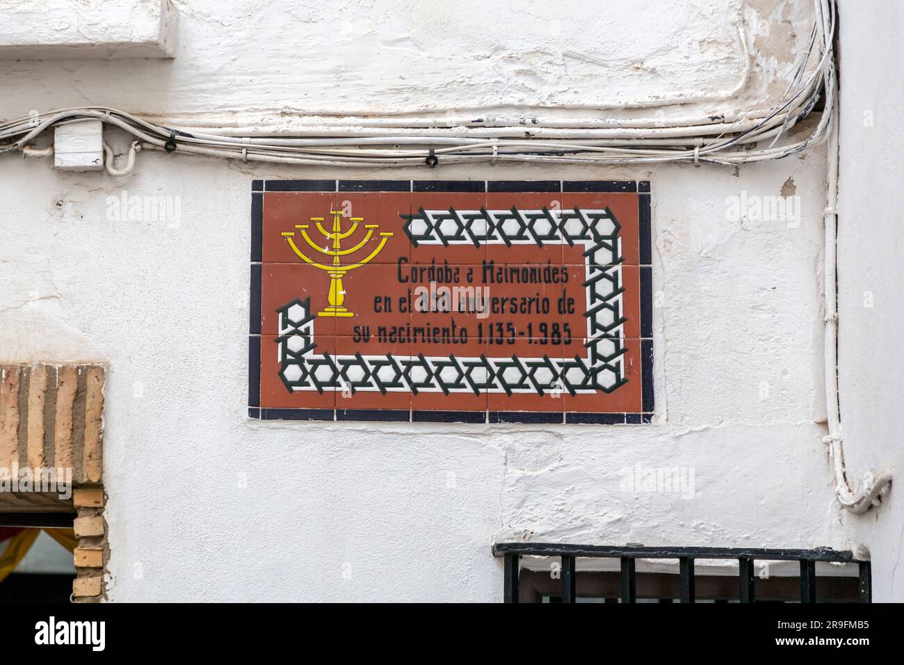 Cordoba, Spanien - 25. FEBRUAR 2022: Keramikschild für die Statue des jüdischen Gelehrten Moses Maimonides, Rabbi Mosheh Ben Maimon, Cordoba, Andalusien, S. Stockfoto