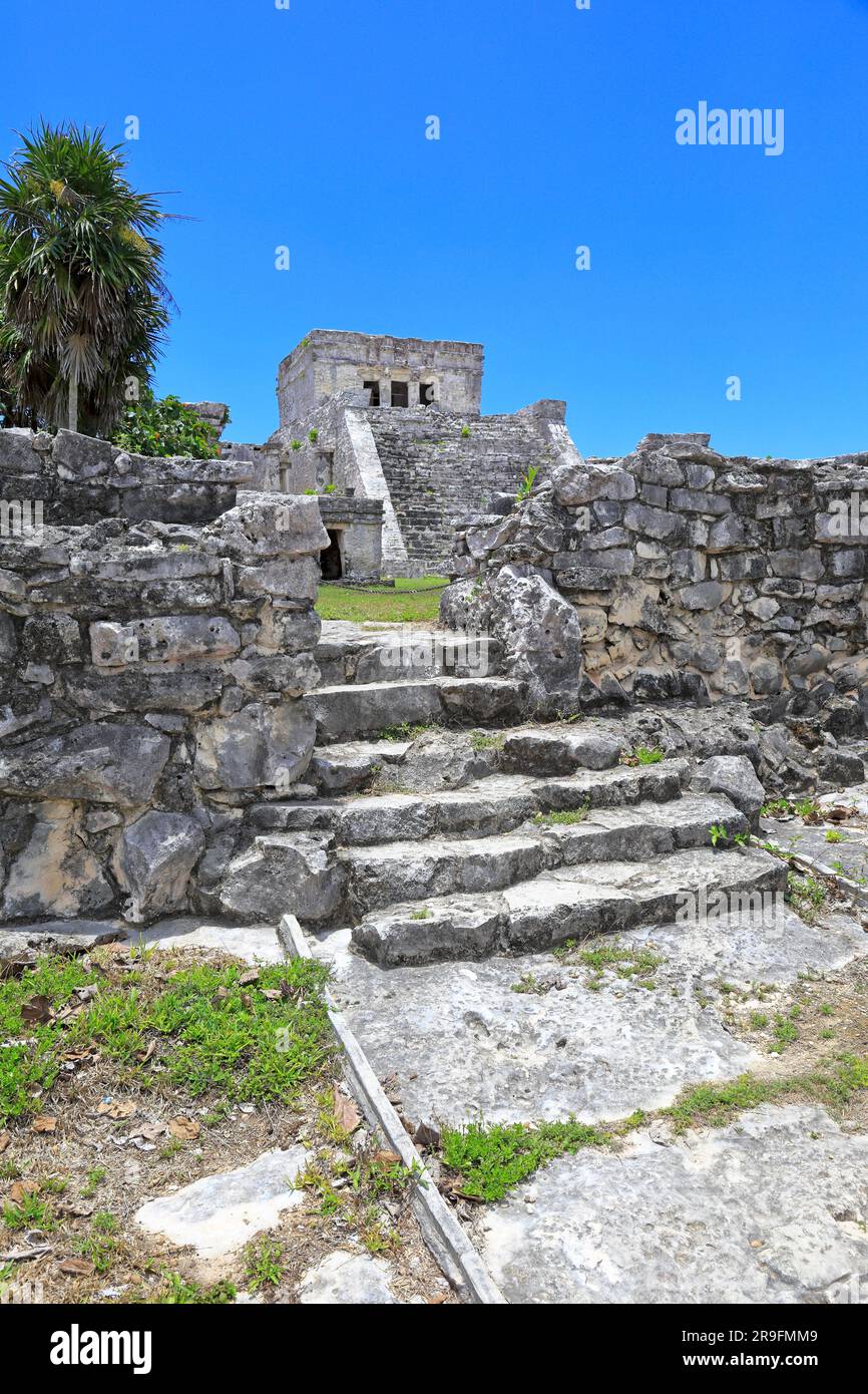 El Castillo, das Schloss, Tulum Ruinen eine archäologische Maya-Stätte im Tulum Nationalpark, Tulum, Quintana Roo, Yucatan Halbinsel, Mexiko. Stockfoto