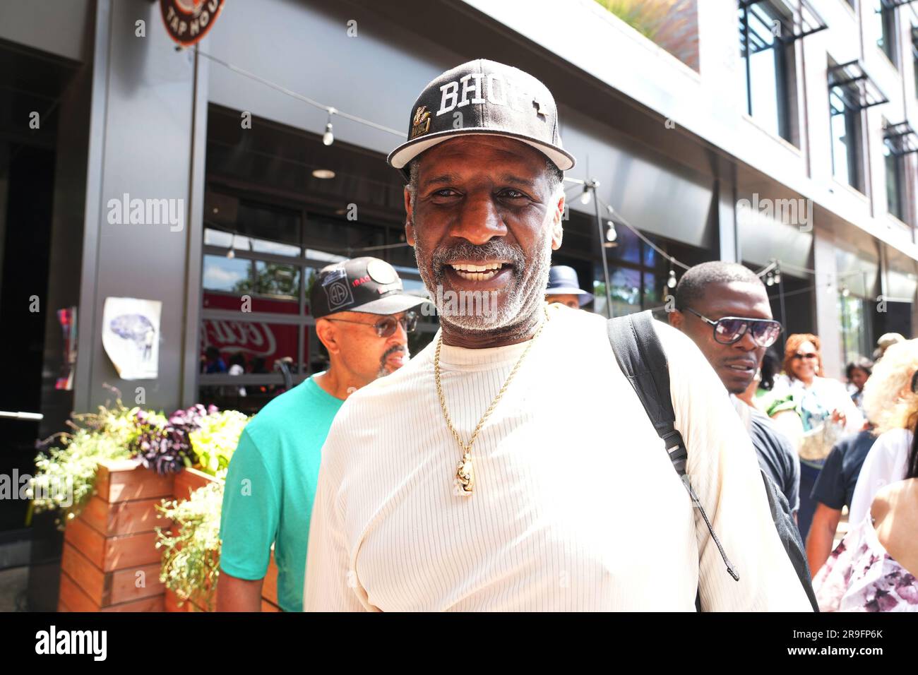 Ubiversity City, Usa. 26. Juni 2023. Der Boxer Michael Spinks kommt an der St. Louis Walk of Fame für die Zeremonien zu Ehren von ihm und seinem verstorbenen Bruder, Boxer Leon Spinks, in University City, Missouri am Montag, den 26. Juni, 2023. Leon Spinks trat von 1977 bis 1995 an und gewann die unbestrittene Schwergewichtsmeisterschaft 1978, nachdem er Muhammad Ali besiegt hatte. Michael Spinks hielt Weltmeisterschaften in zwei Gewichtsklassen, darunter den unbestrittenen Leichtgewicht-Titel von 1983 bis 1985 und den Lineal-Schwergewicht-Titel von 1985 bis 1988. Foto: Bill Greenblatt/UPI Credit: UPI/Alamy Live News Stockfoto